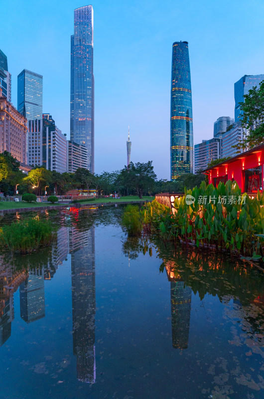 广州珠江新城花城广场公园湖泊与城市建筑