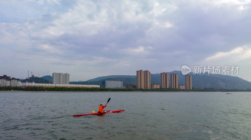 城市河流水面上皮划艇运动员在进行比赛