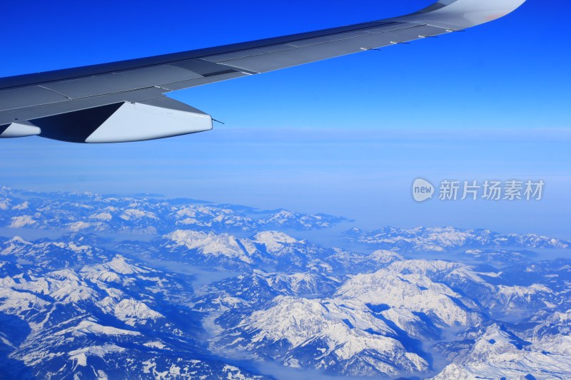 航拍宏伟的雪山