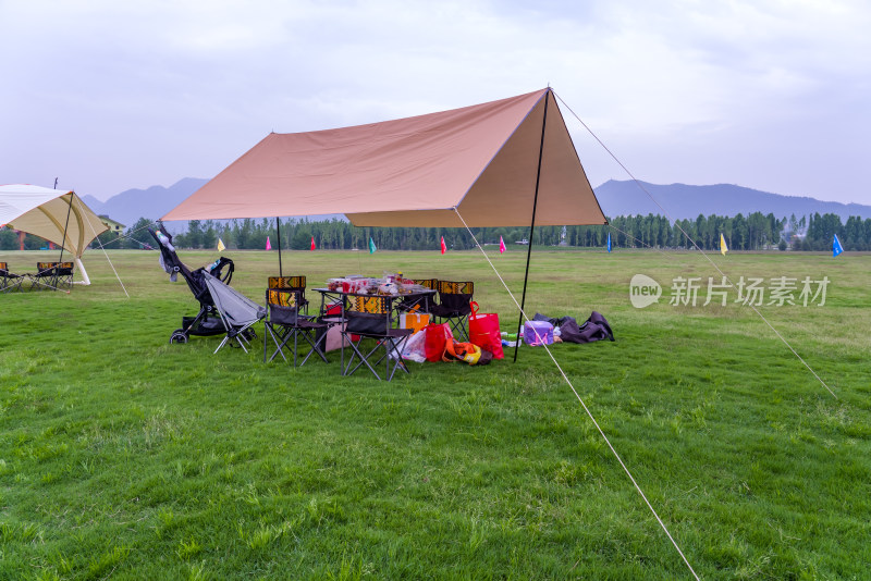 夏季绿色草坪上的户外露营帐篷