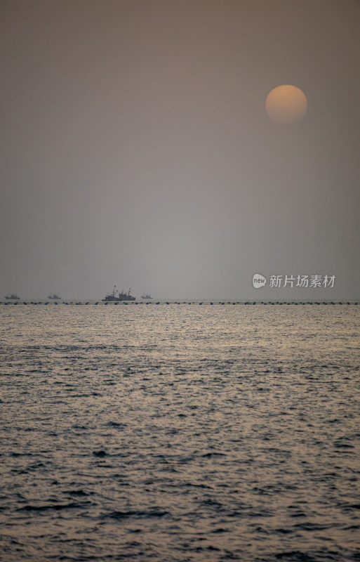 山东日照灯塔景区海上雾色日出景观