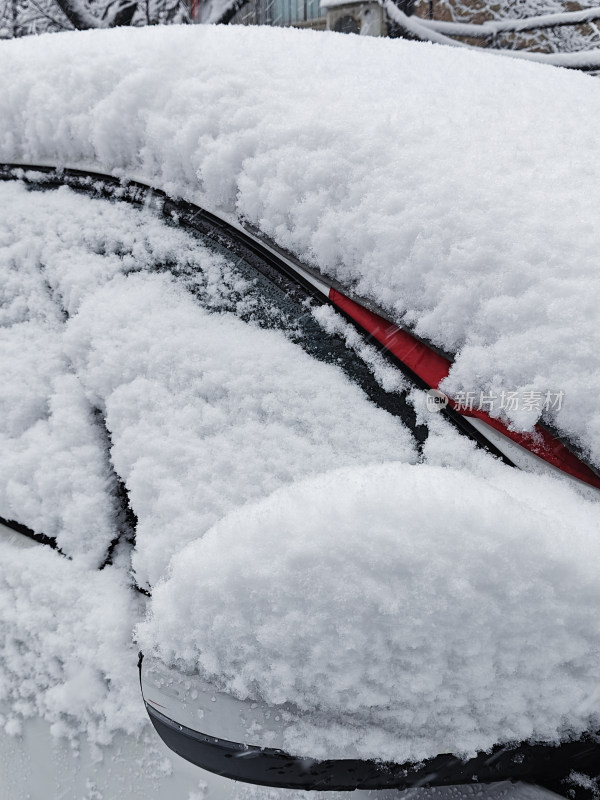 白雪覆盖的车辆