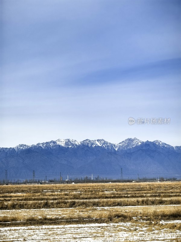 雪山下的开阔田野风景