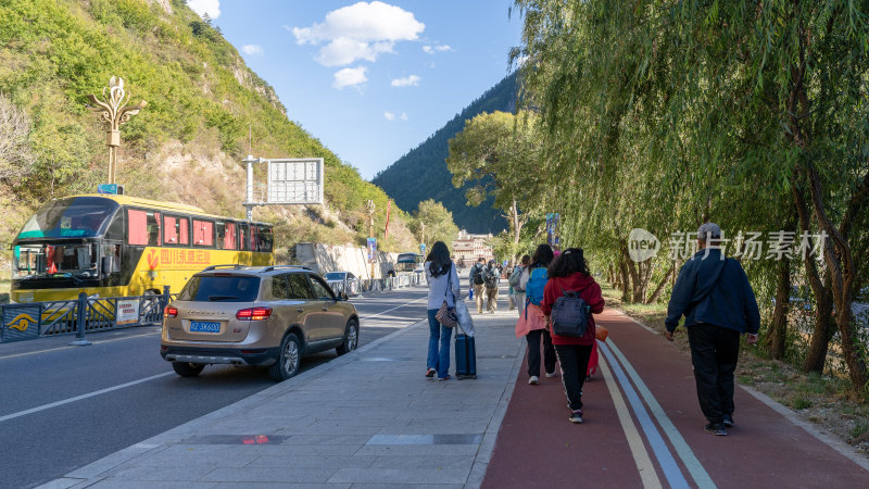 四川阿坝藏族羌族自治州九寨沟景区附近街道