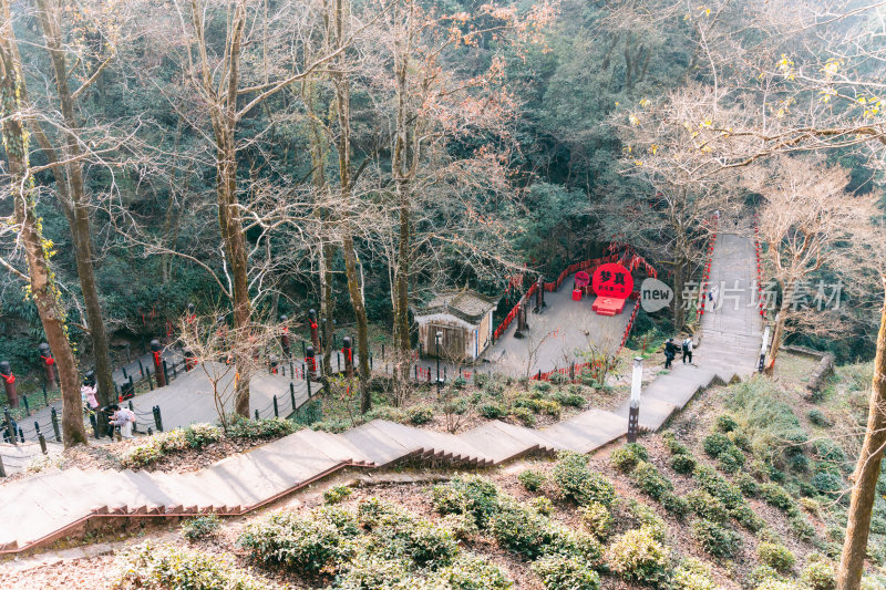 黄山市道教齐云山景区山林间古朴石牌坊景观