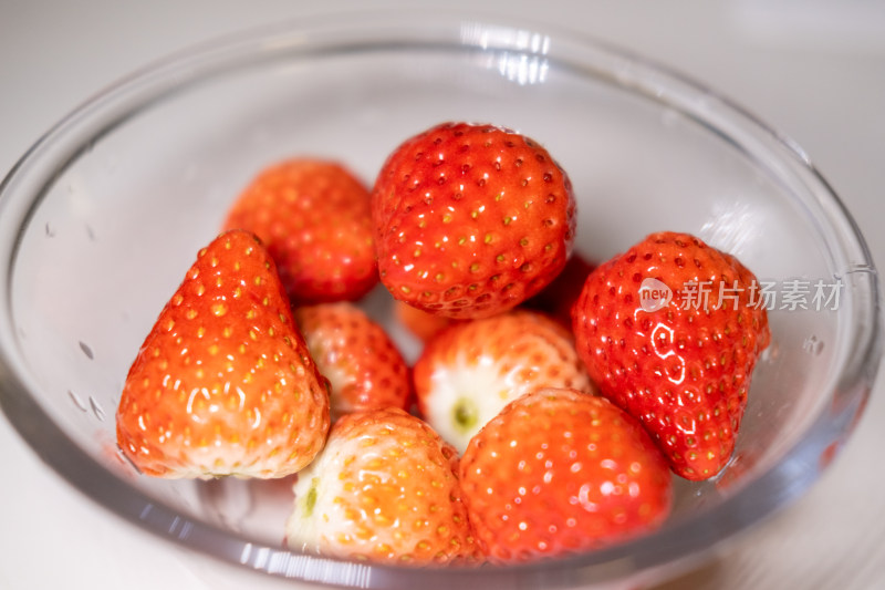 装在透明玻璃碗里的鲜红的草莓