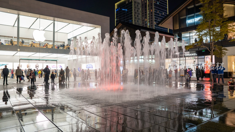 成都太古里商业区的苹果Apple零售店夜景