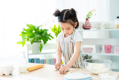 快乐的小女孩在家做饭