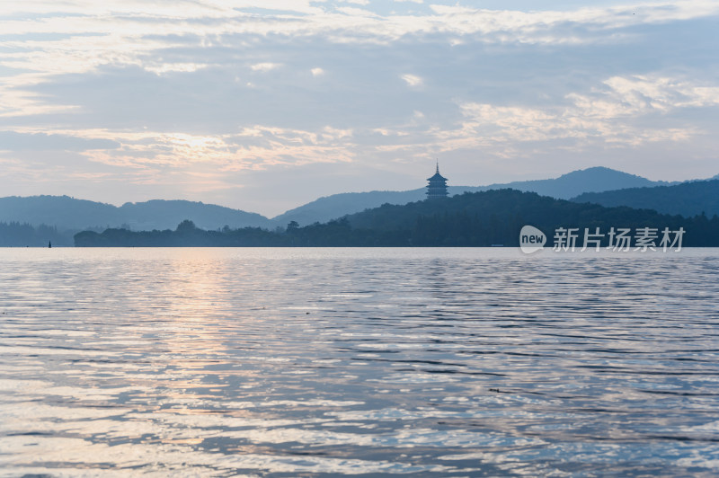 立冬杭州西湖日出朝霞水面倒影