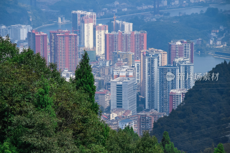 山上俯瞰城市