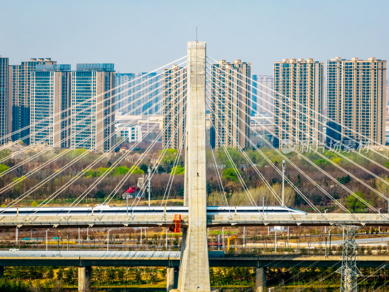 航拍河南郑州市从城市中穿梭过的高铁列车