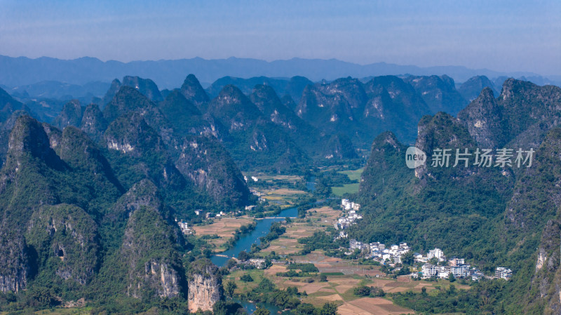 广西阳朔十里画廊月亮山