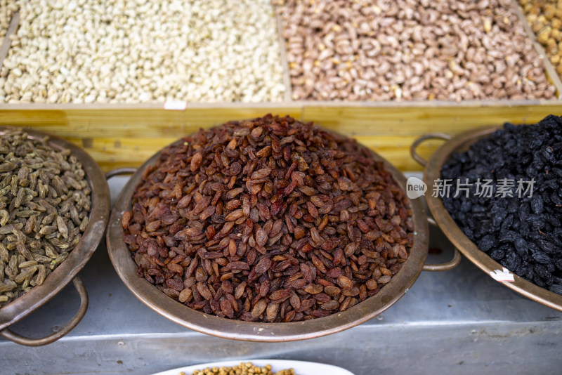 市场上待售的摊货新疆特产坚果葡萄干