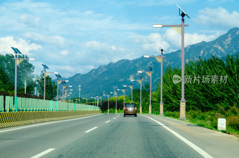 陕西秦岭山间公路行驶的汽车