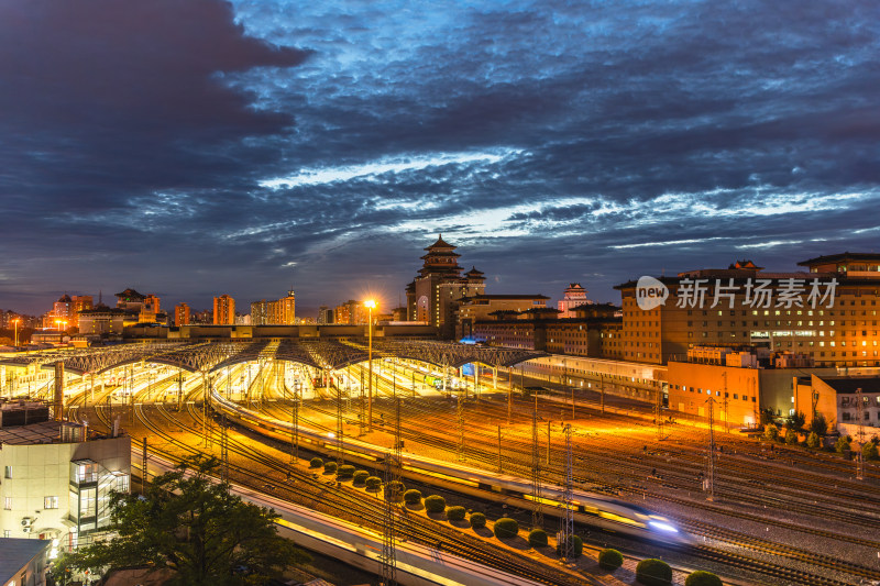 北京西站火车站夜景 铁轨上的离别与重逢