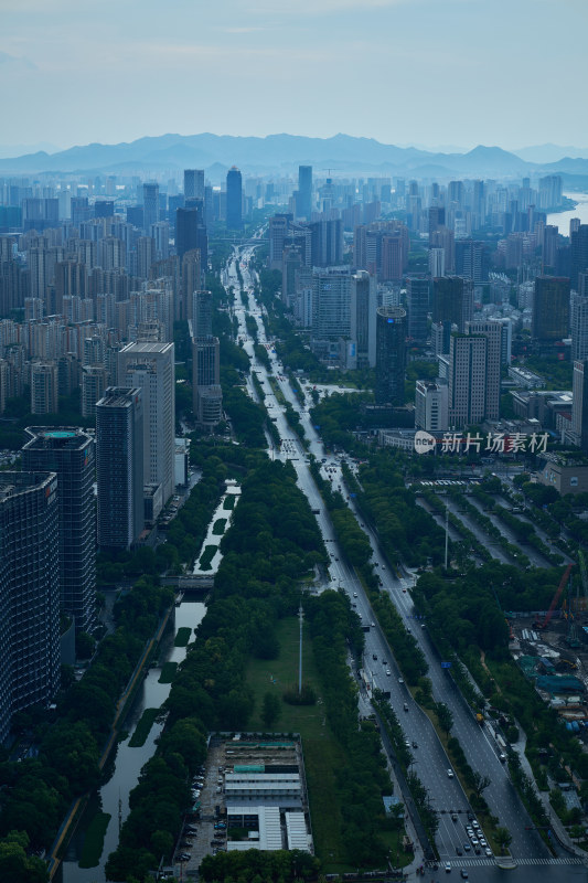 浙江杭州滨江的快速路和机场公路的城市风光