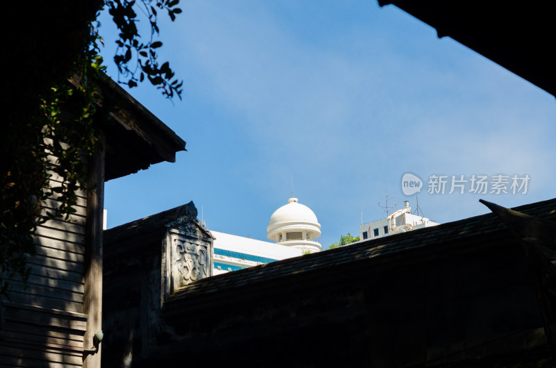 中国福建福州三坊七巷古街外的现代建筑