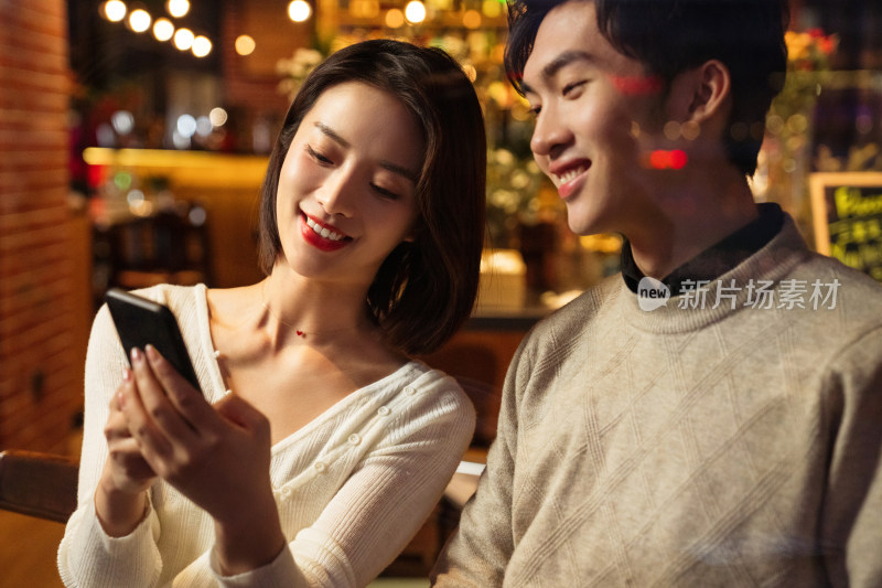 幸福的年轻伴侣使用手机