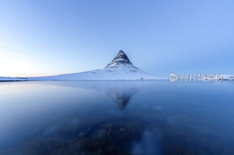 冰岛斯奈山半岛草帽山日落蓝调雪山湖泊倒影