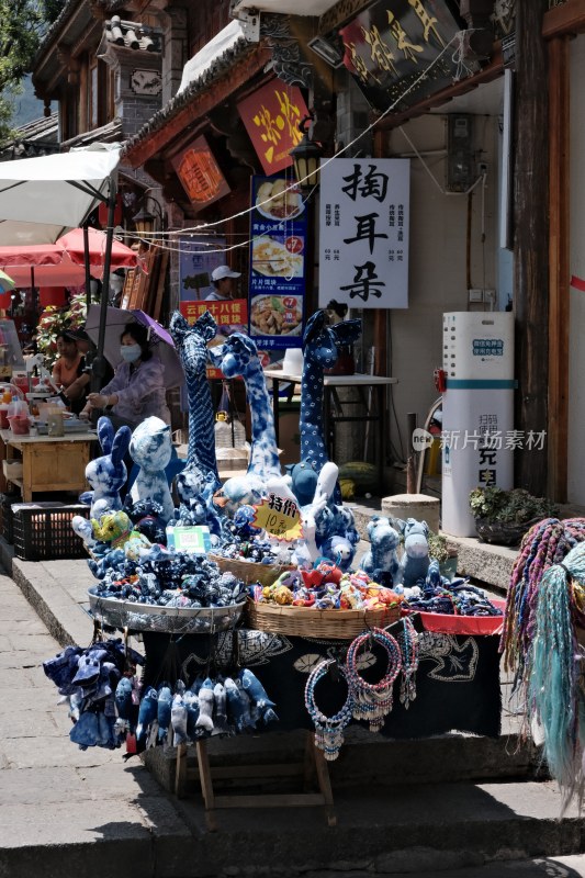 古街摊位上售卖特色手工艺品