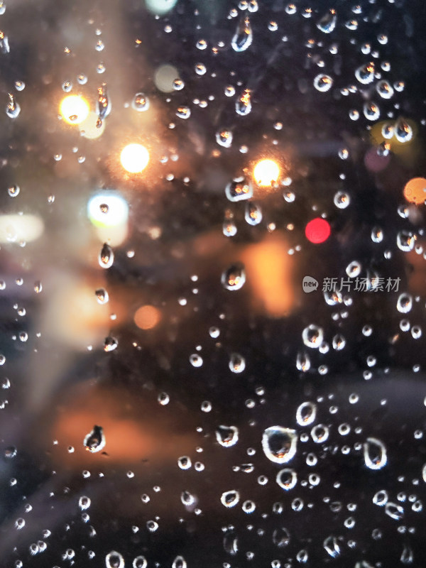 雨夜中雨滴布满窗户的景象