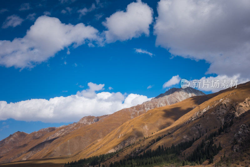 蓝天白云下的山川自然风景