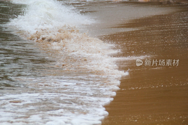 海浪拍打沙滩景象