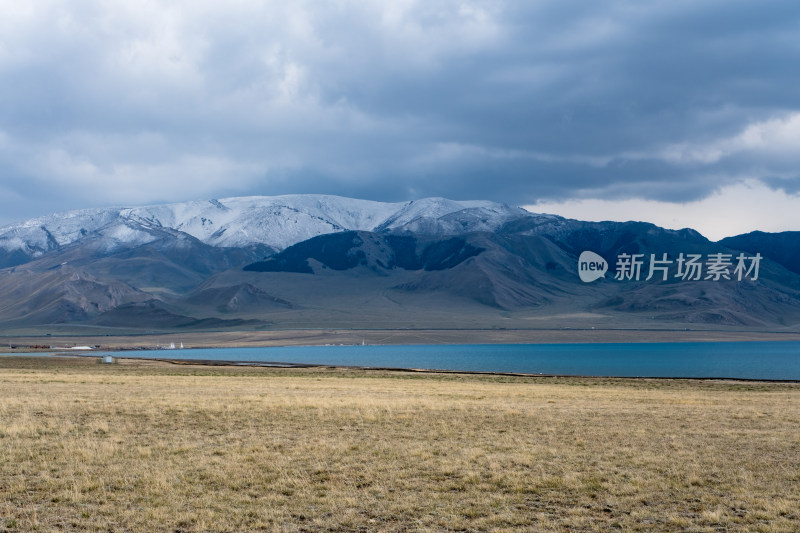 新疆赛里木湖蓝天白云雪山湖泊草原绝美风光