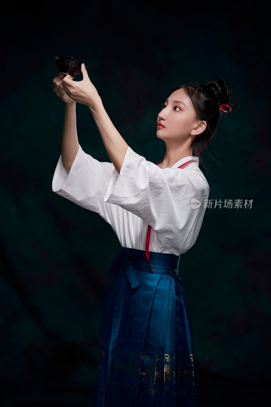 身穿明朝古装汉服的东方少女