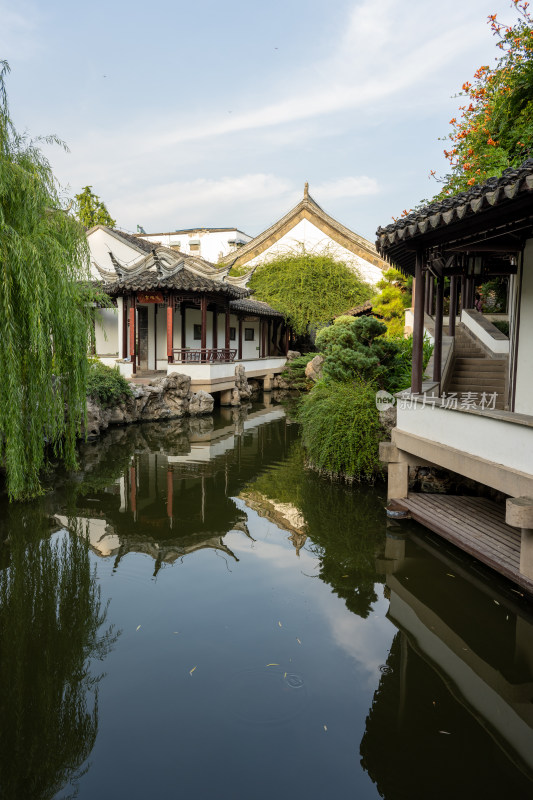 中式园林池塘与亭台楼阁景观