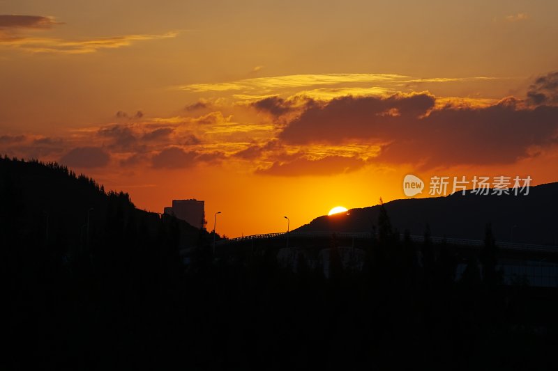 城市夕阳日落火烧云剪影