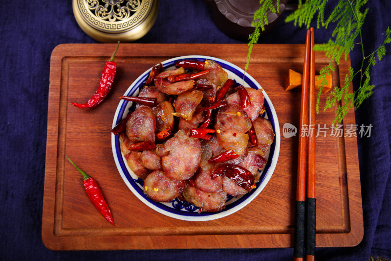 香辣美味的炒腊肠