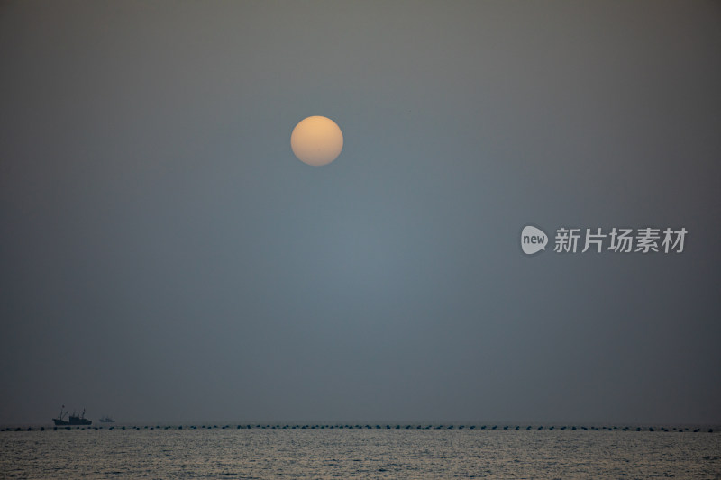 山东日照灯塔景区海上雾色日出景观