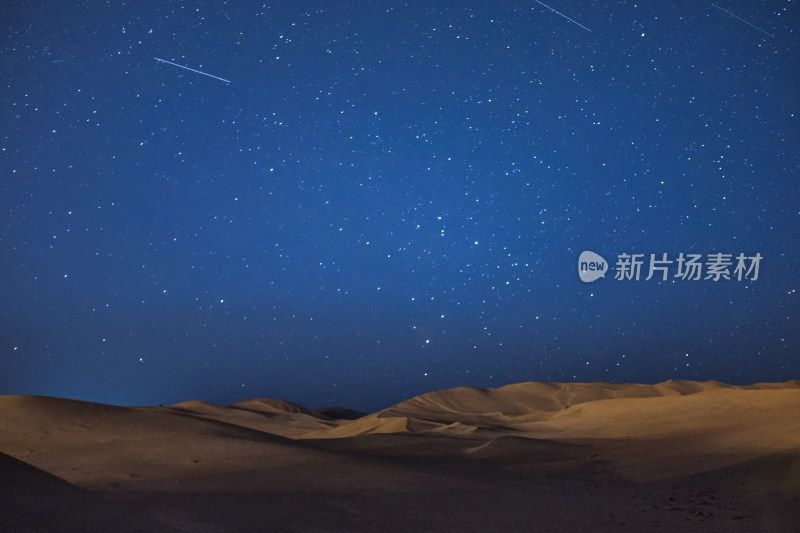 夜晚的沙漠星空星轨