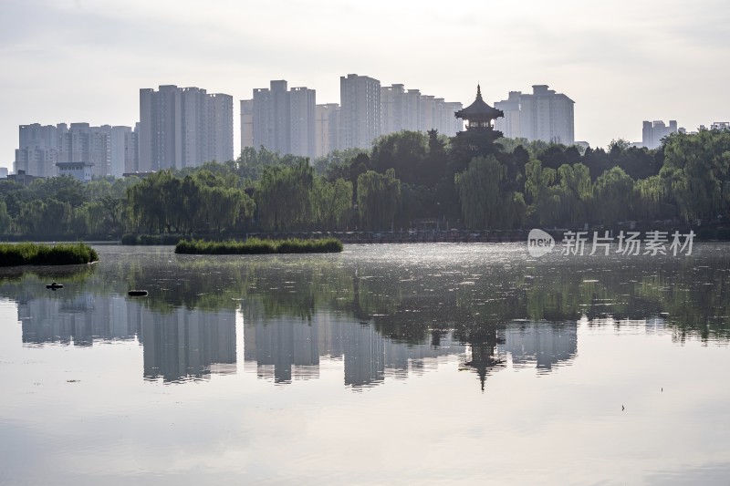 西安兴庆宫湖边古塔与现代高楼倒影景观