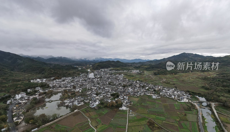 安徽呈坎村山村秋景徽派建筑群航拍