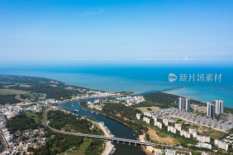 海南博鳌镇的海滨椰林城市风光