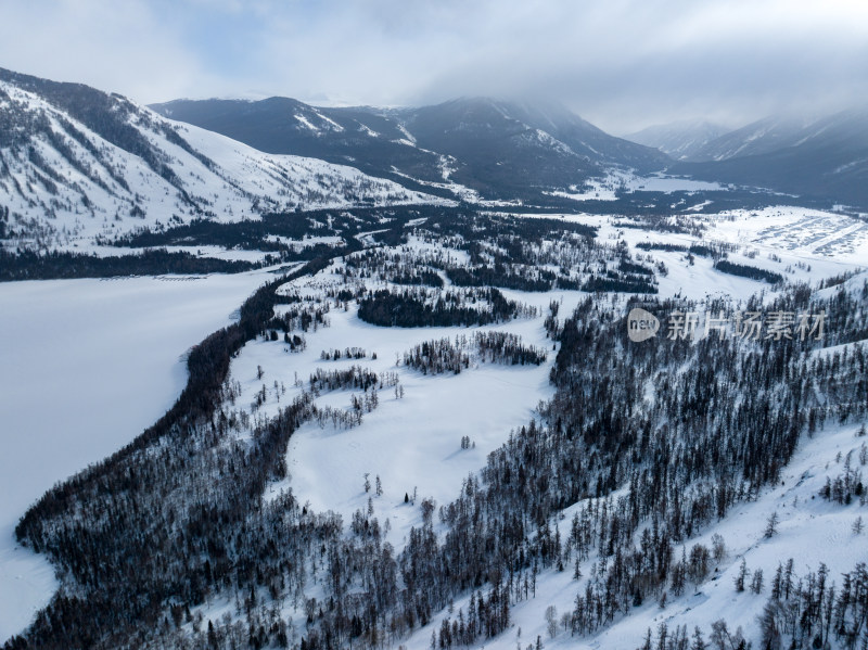 新疆喀纳斯雪景神仙湾冰河晨雾雪山森林雾凇