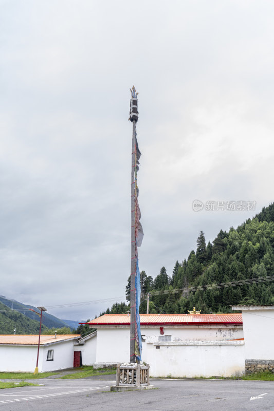 阿坝州康玛尔寺门前高高的经幡柱