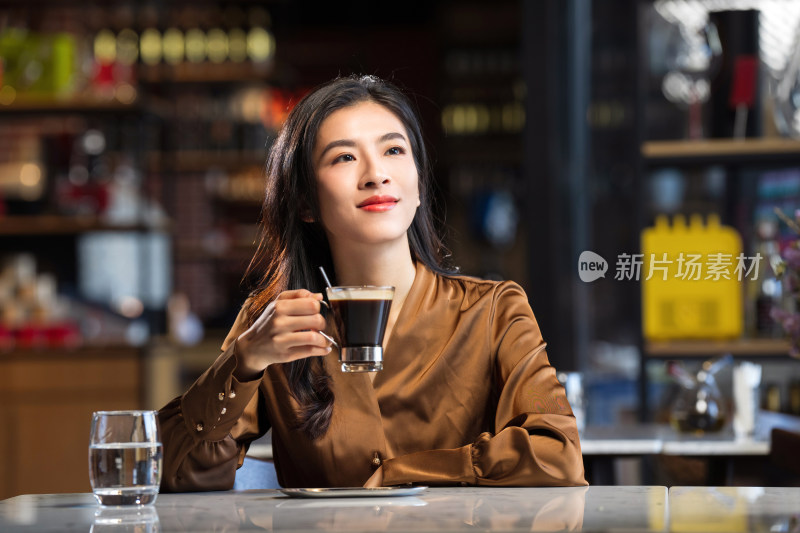 青年女人喝咖啡