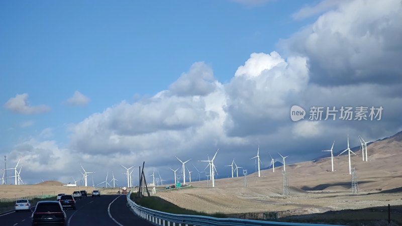 公路边排列着众多风力发电机的景象