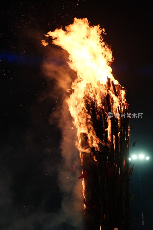 云南大理火把节夜晚熊熊燃烧的篝火