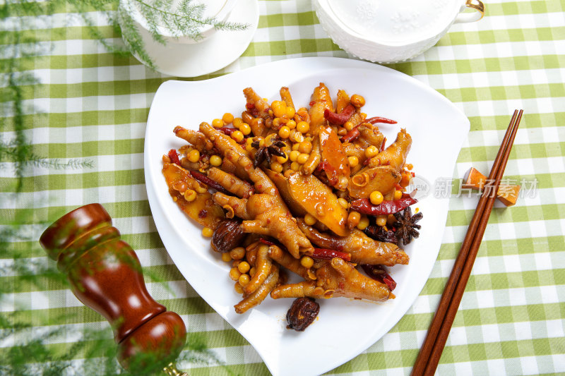 营养滋补黄豆焖鸡爪