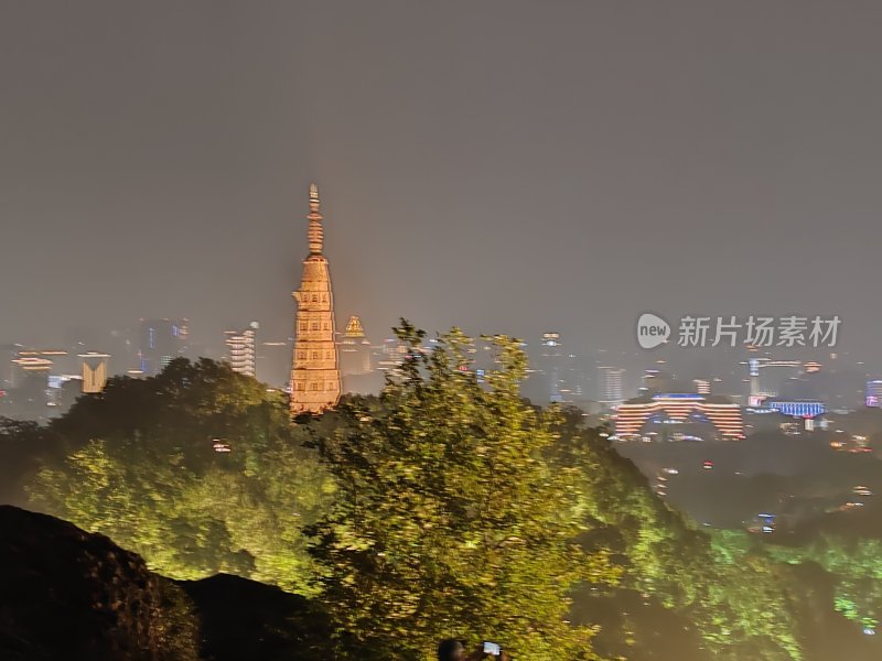 夜景中的古塔与城市灯光交相辉映