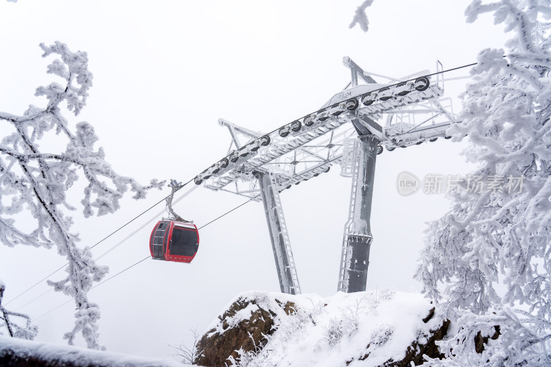 寒冷冬季大雪中景区的索道缆车轿厢