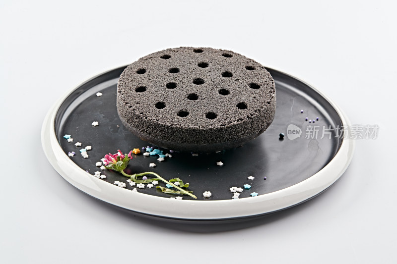 精美餐具装的竹炭粉黑米面蜂窝米糕