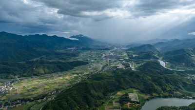 山脉的云层，光线，蓝天