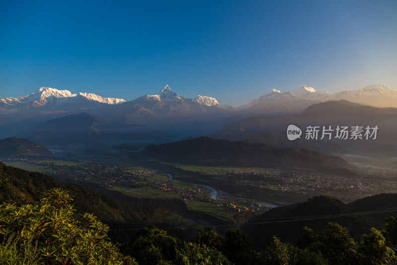 尼泊尔博卡拉雪山日出