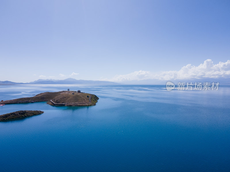 高山湖泊蓝色背景