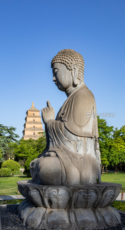 西安大雁塔大慈恩寺遗址公园释迦牟尼像景观